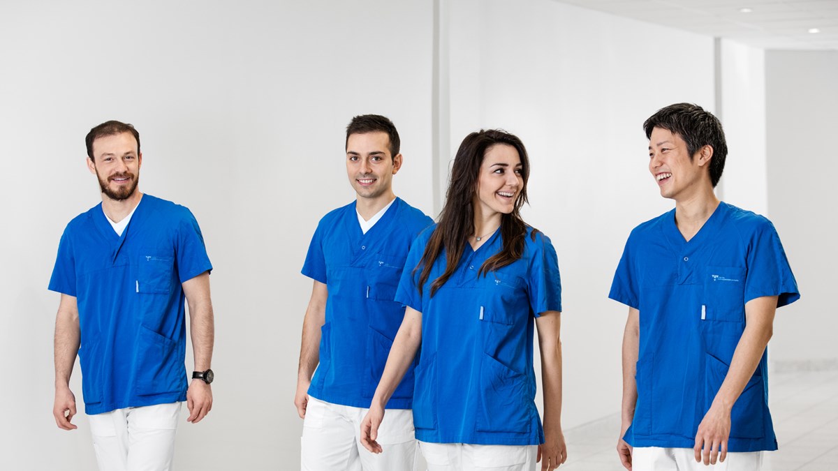 Fyra tandläkare som går specialistutbildning i VGR går på rad i en korridor