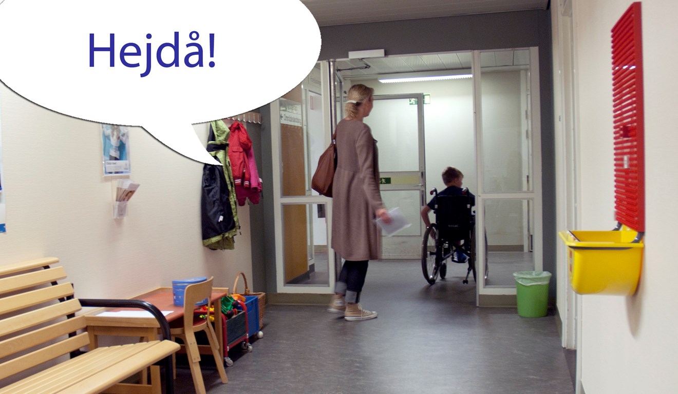 Ett barn åker rullstol ut genom en dörr
