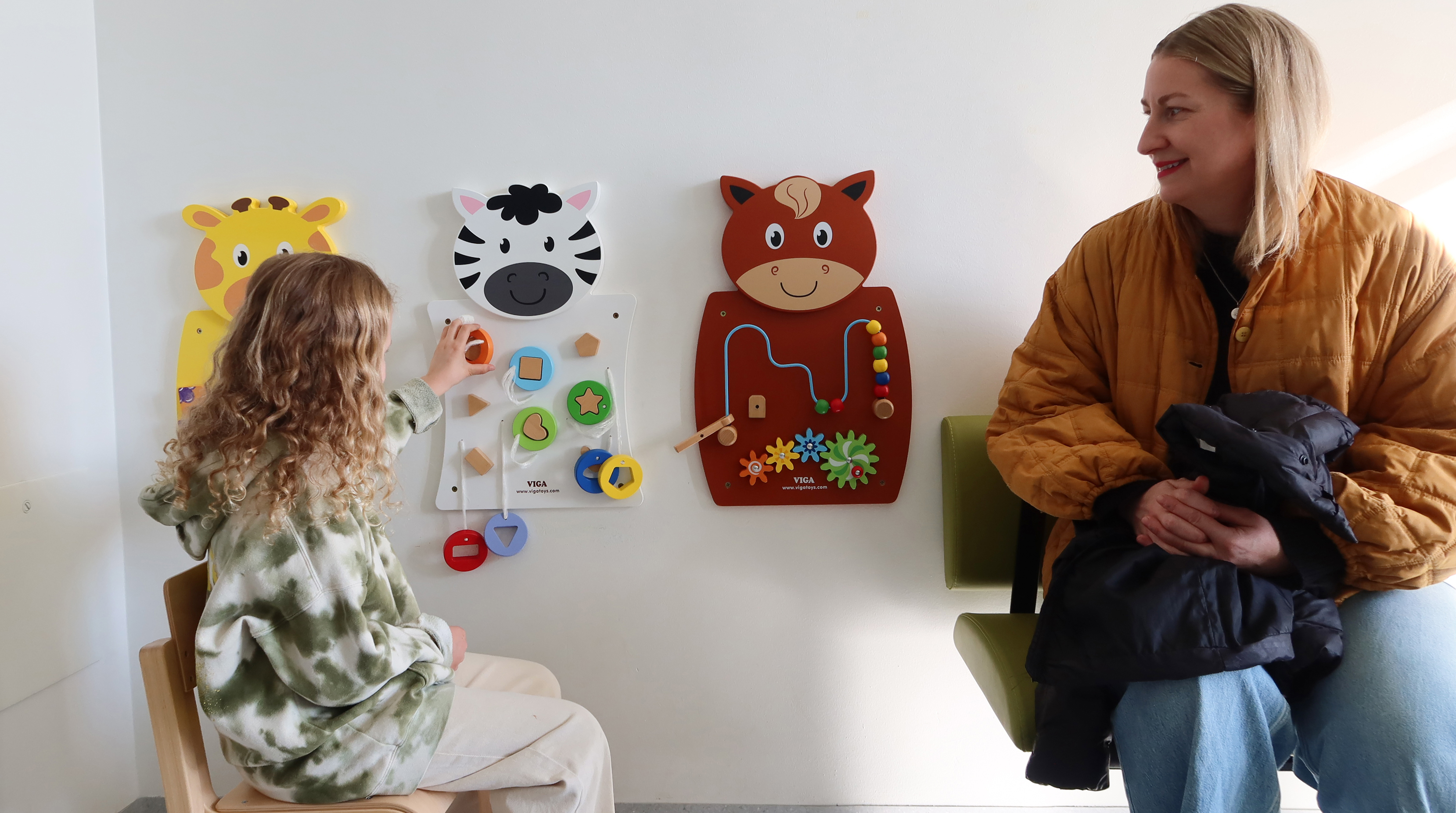 Ett barn och en mamma i ett väntrum