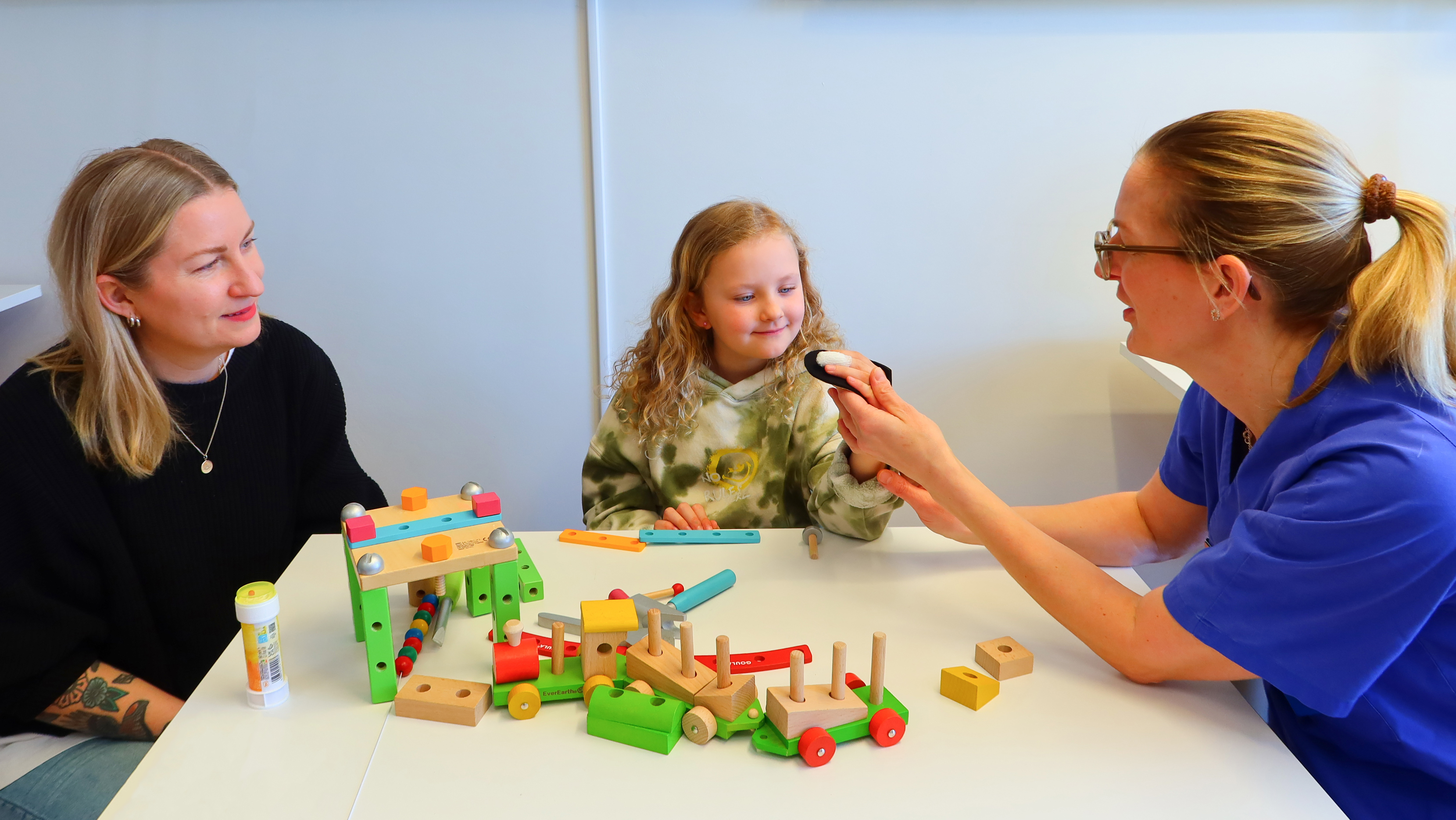 En arbetsterapeut provar en ortos på ett barnso