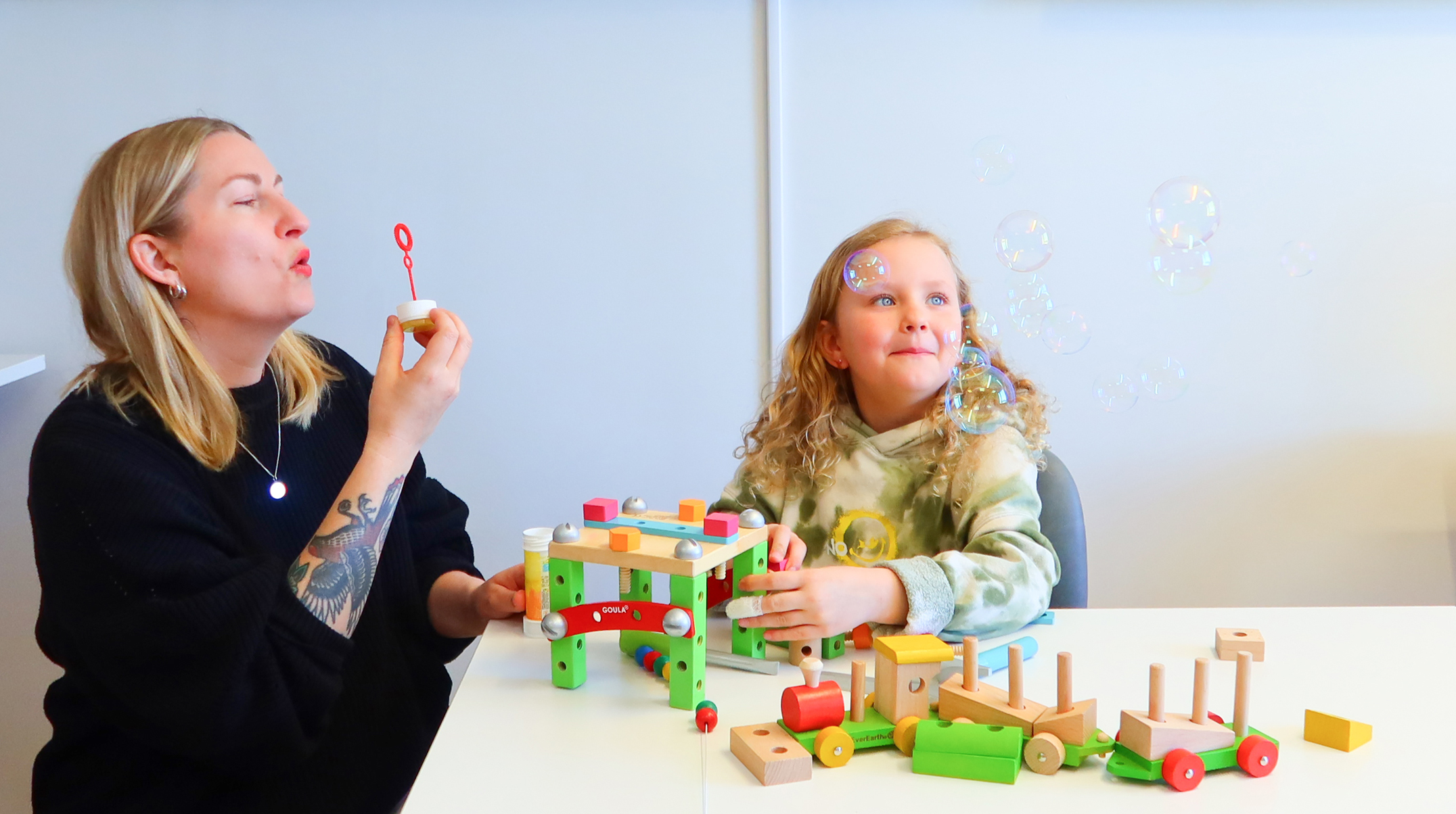 En mamma blåser såpbubblor