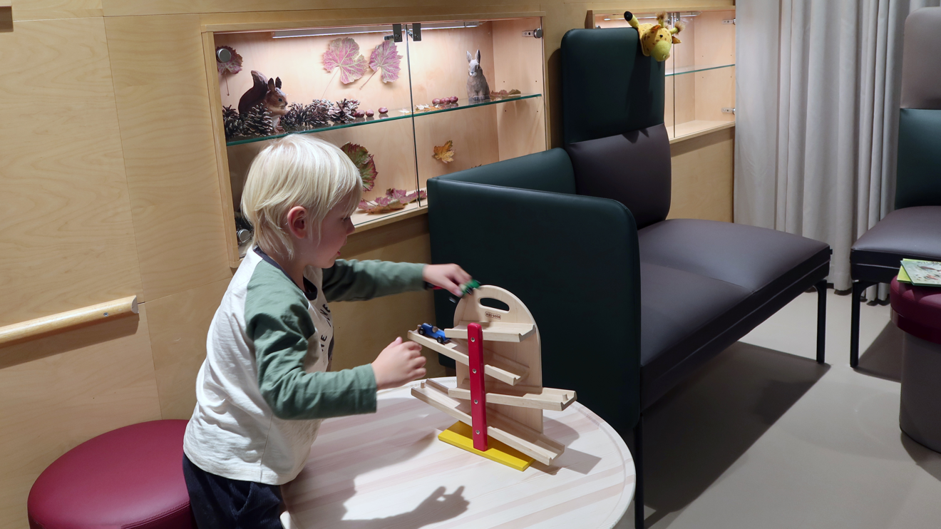 Ett barn leker i ett väntrum