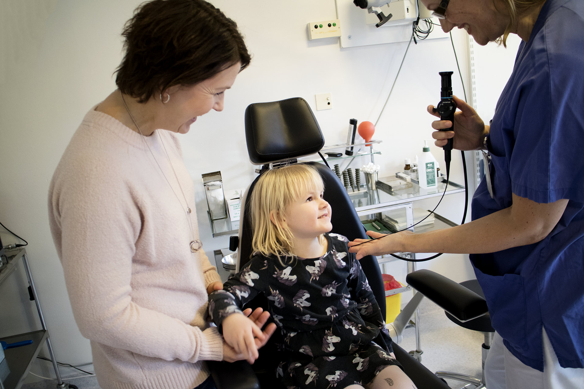 En doktor visar en slang
