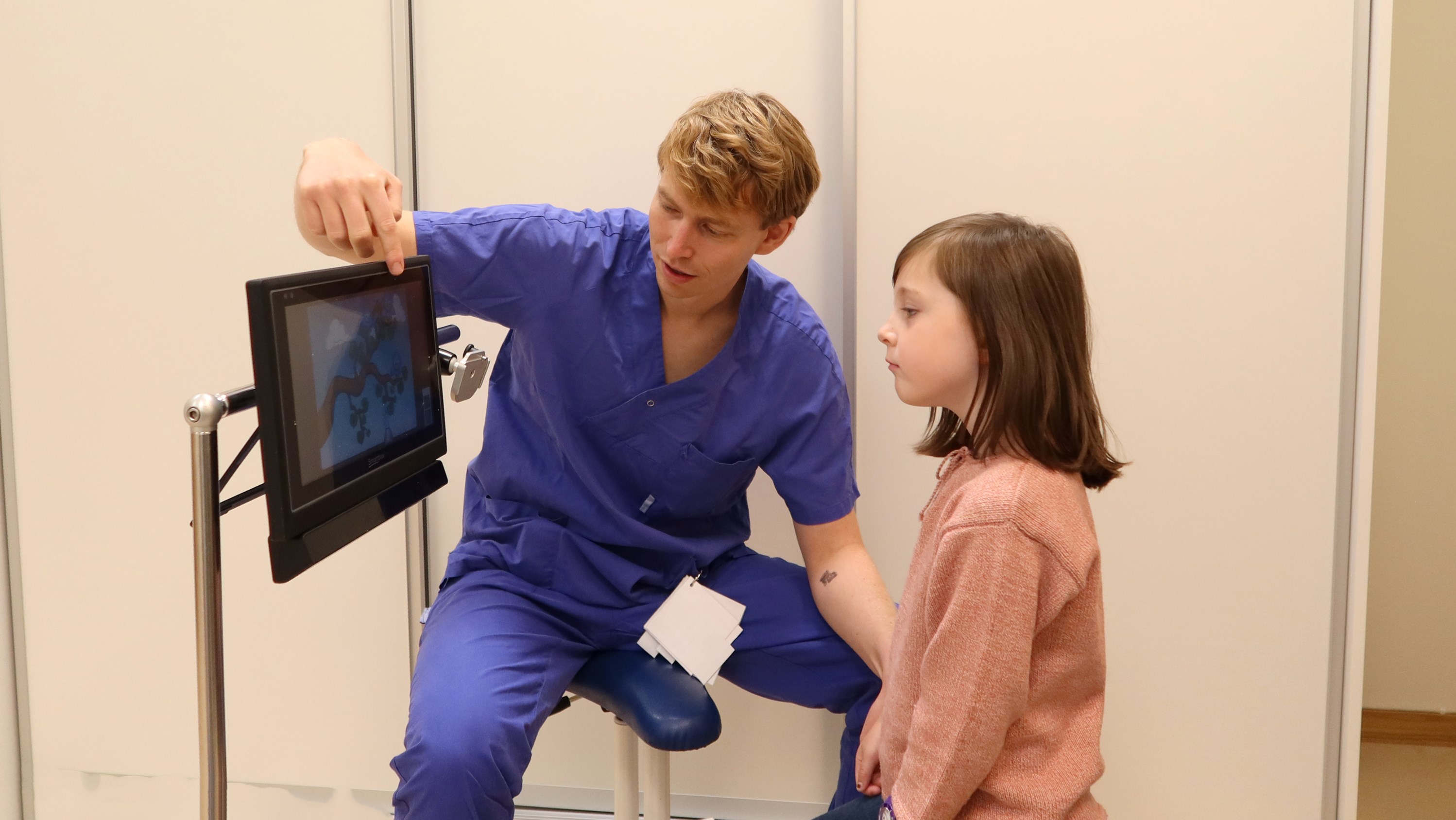 Ett barn styr ett dataspel med ögonen