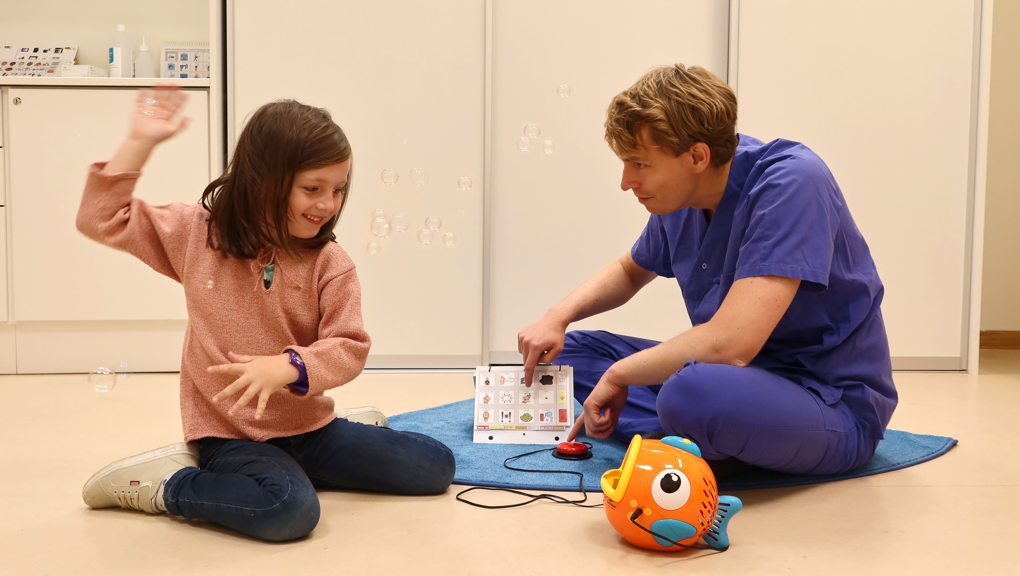 Ett barn viftar efter såpbubblor