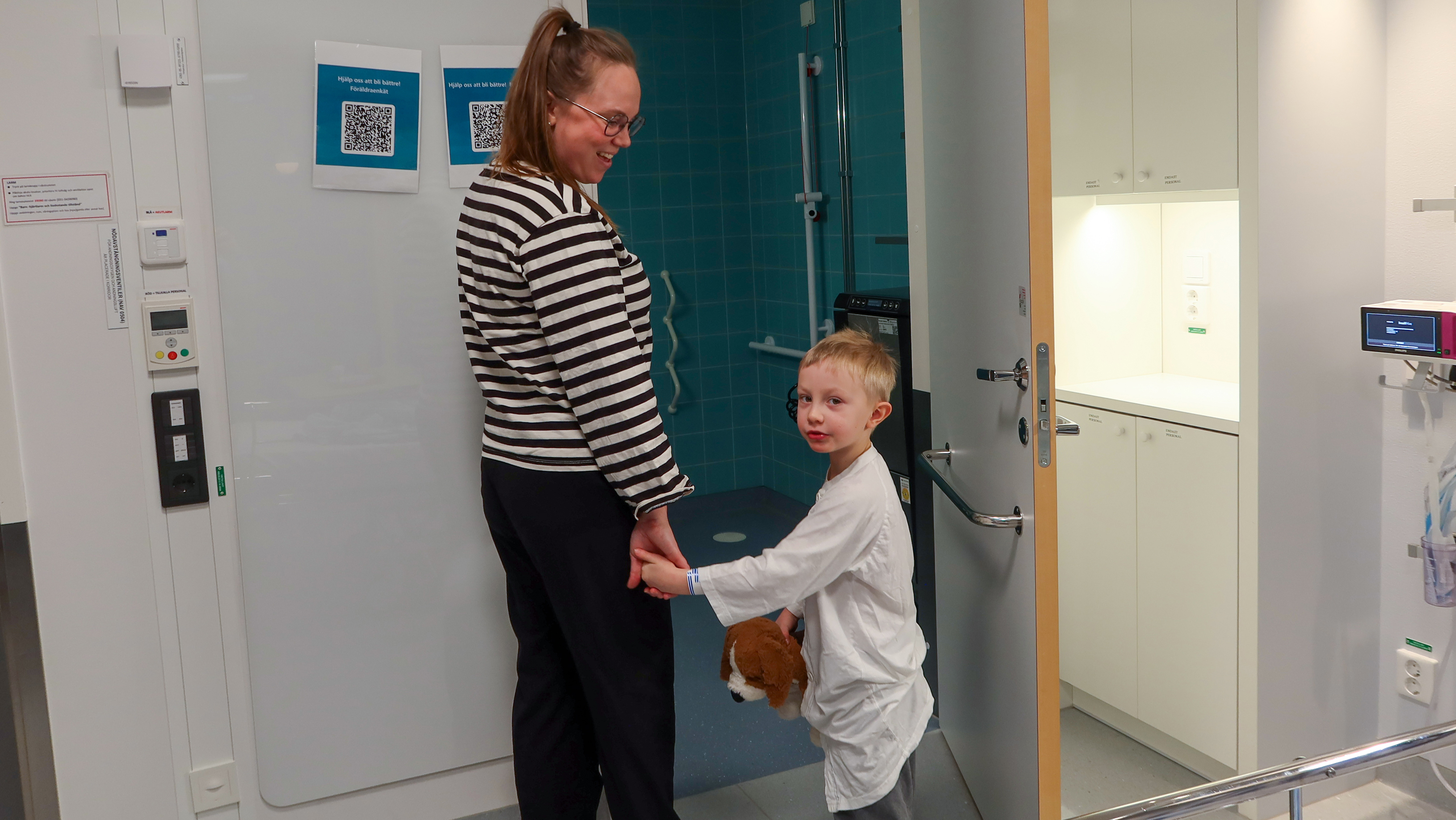Ett barn på väg in till en toalett