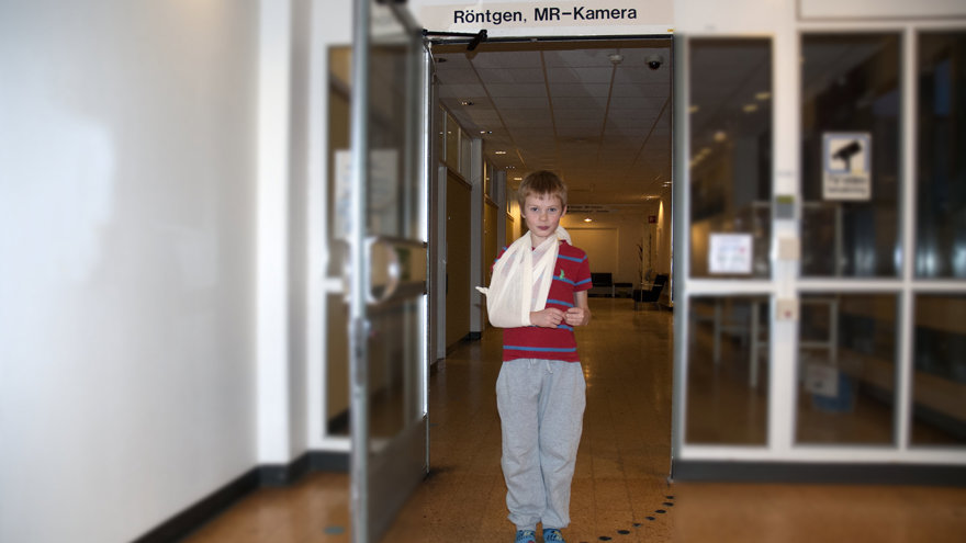 Ett barn med gipsad arm