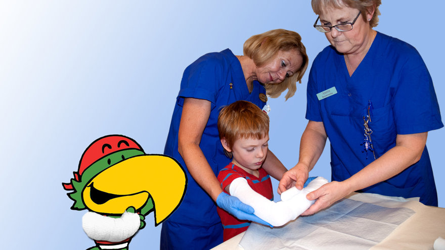 Ett barn får vadd på armen