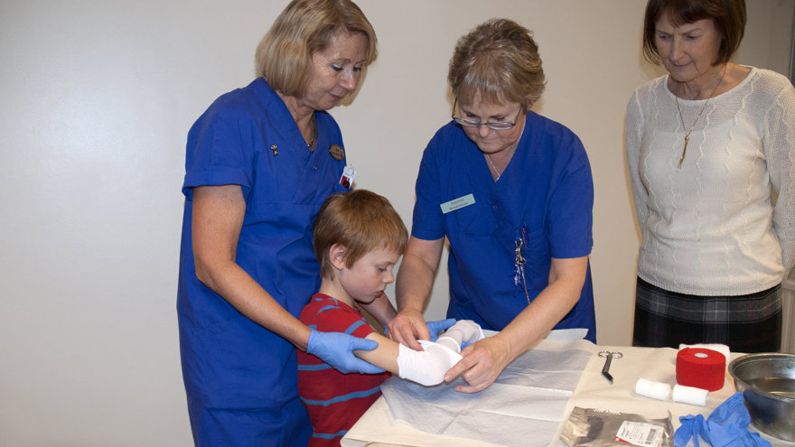 Ett barn får en strumpa på armen