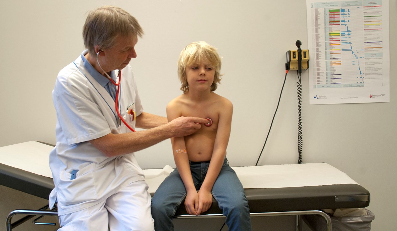 En doktor lyssnar med stetoskop