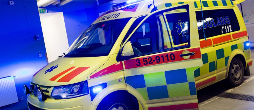 Ambulans som är parkerad i ett garage.