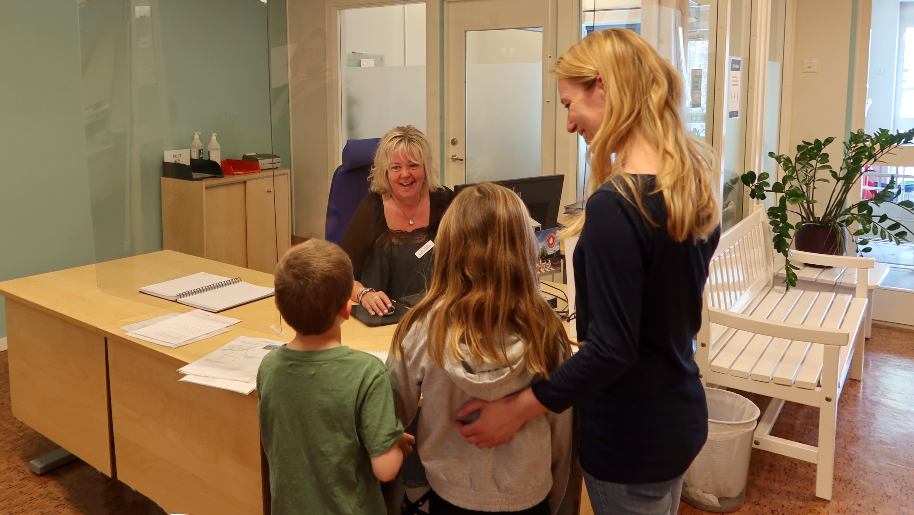 En familj framför en reception