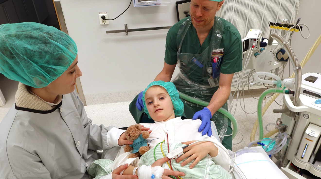 Ett barn i en operationssal