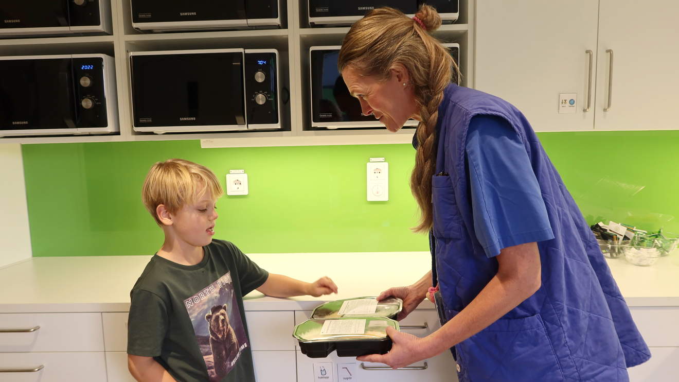 Ett barn väljer matlåda