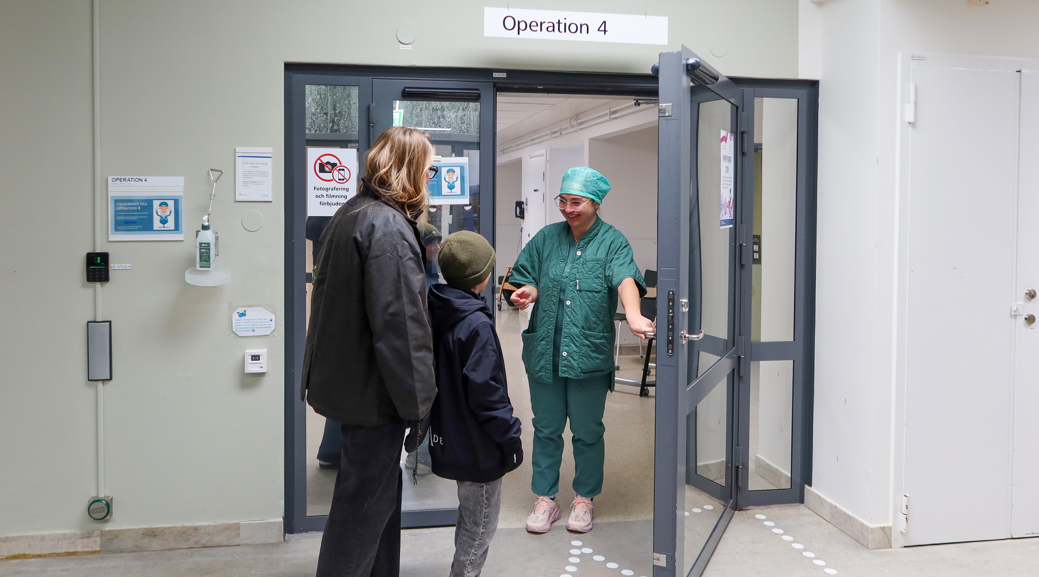 En personal i dörren till Operationsavdelningen