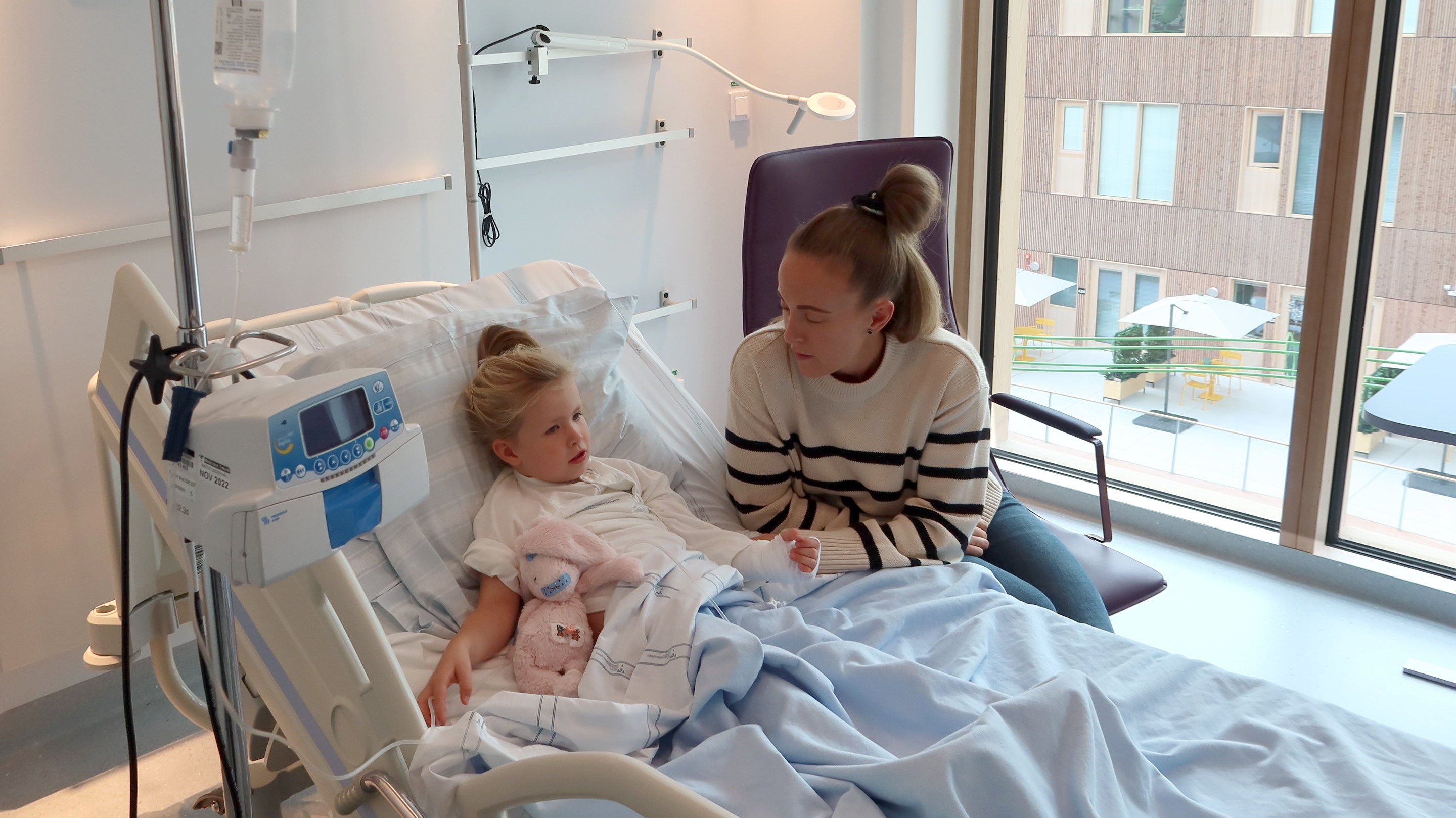 Ett barn i en sjukhussäng