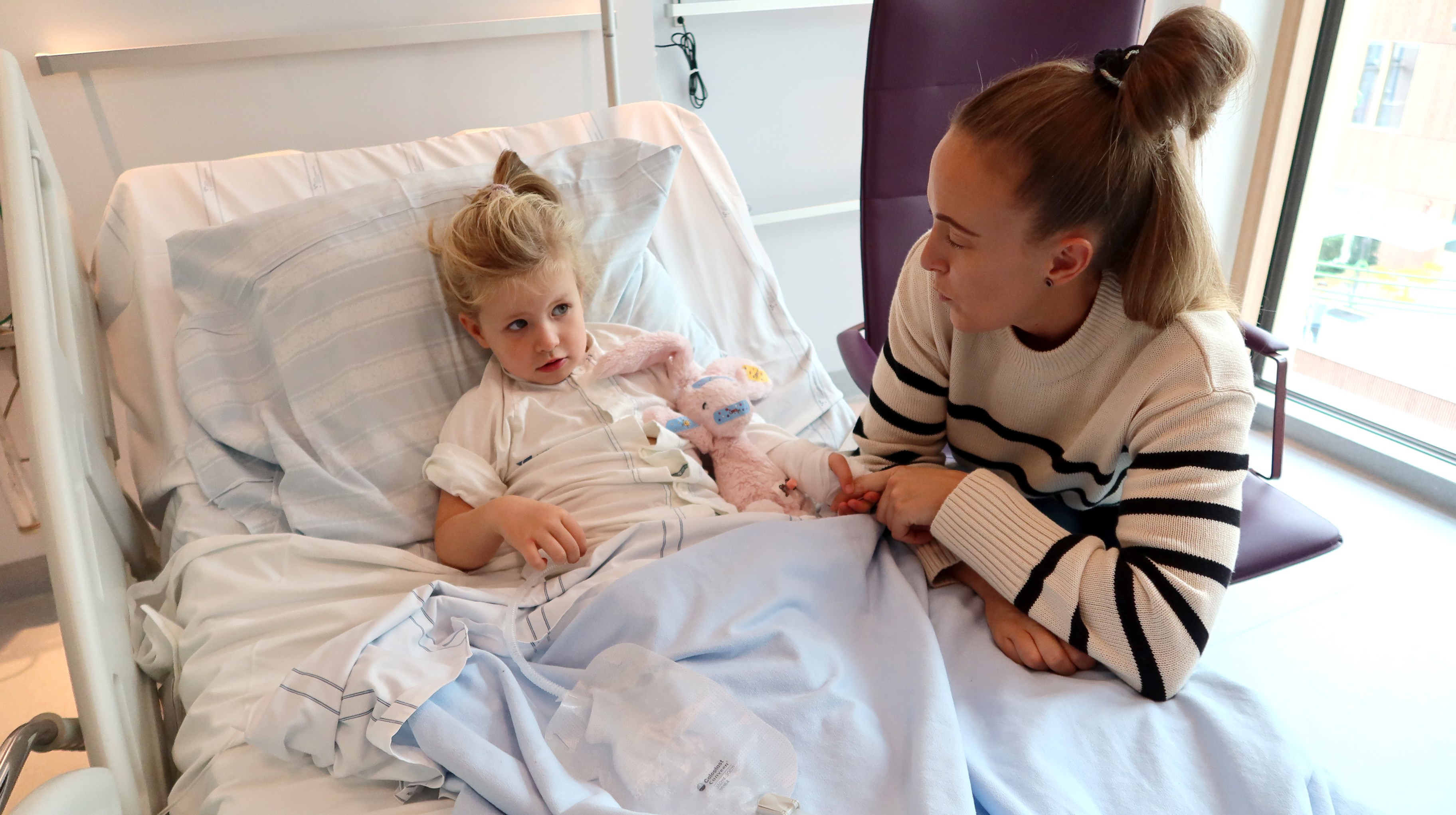 Ett barn i en sjukhussäng