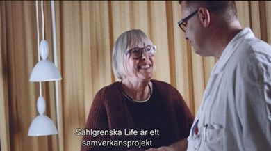 Bild från filmen som visar Lars Ny, läkare, i samtal med patient.
