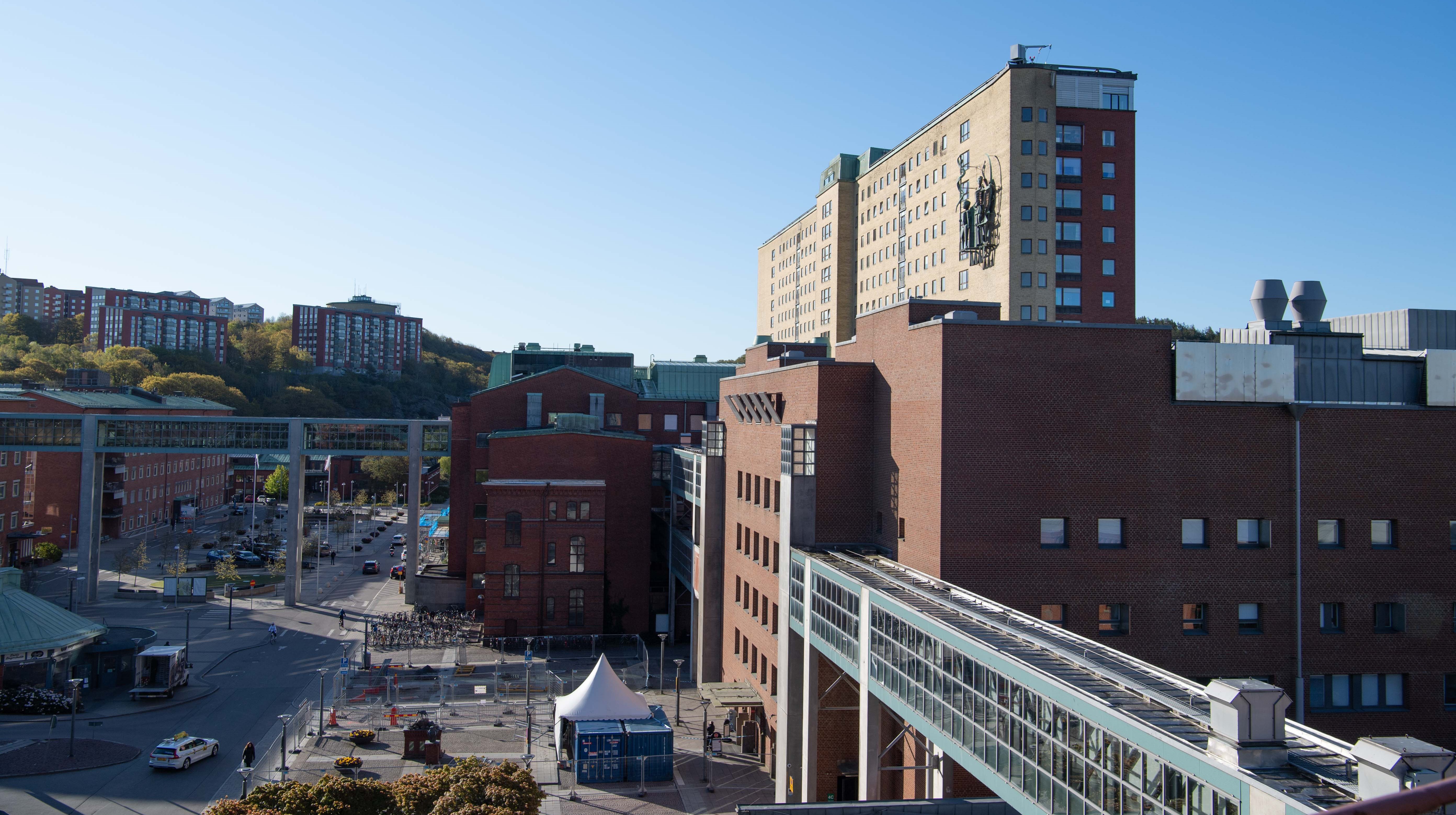 Byggnader mot blå himmel.
