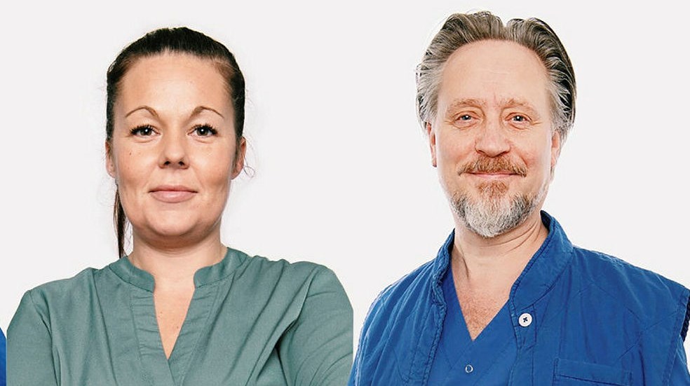 Två medarbetare står uppställda bredvid varandra.