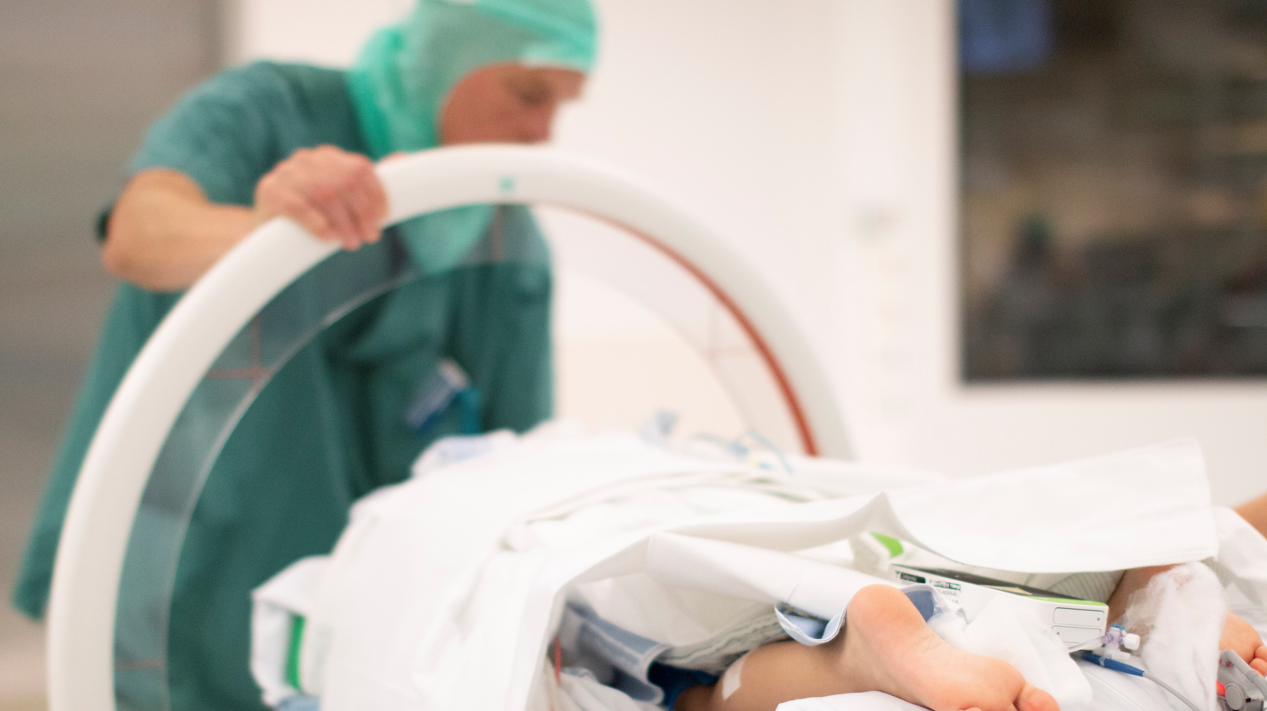 Patient som ligger på operationssäng röntgas.