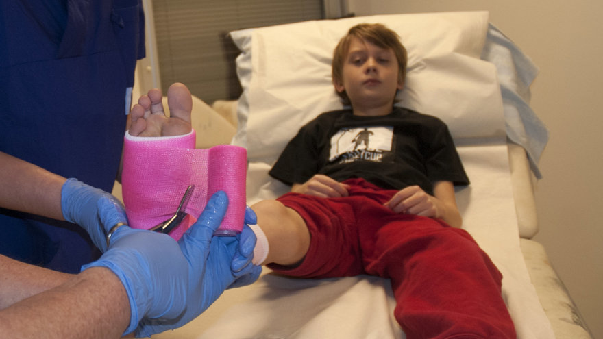 En fot med rosa linda