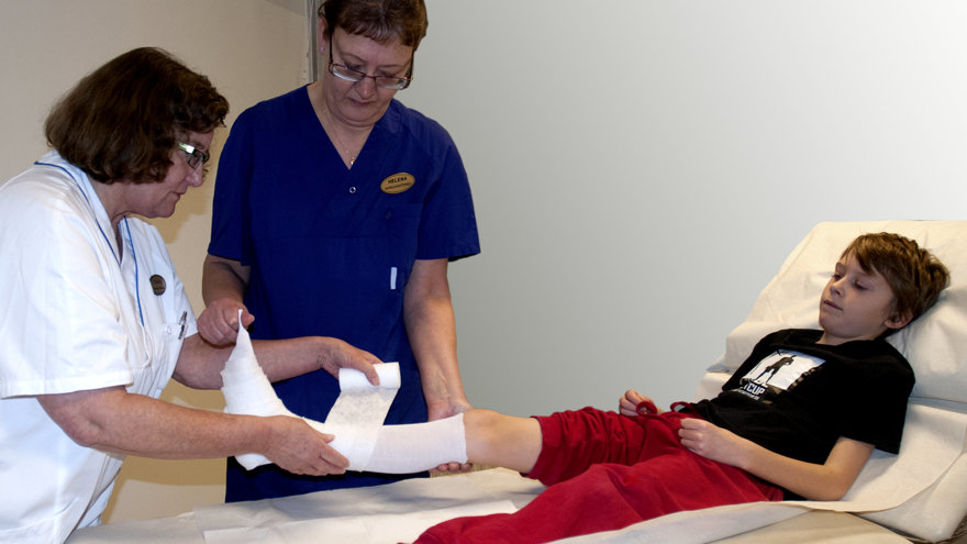 Ett barn får förband