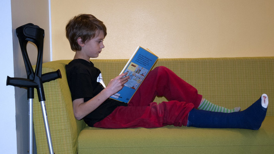 Ett barn i ett väntrum