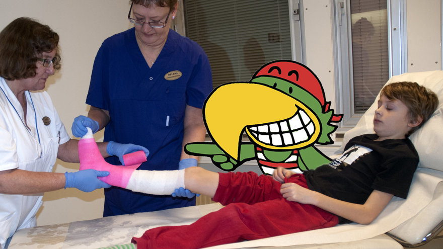 Ett barn får en linda runt foten