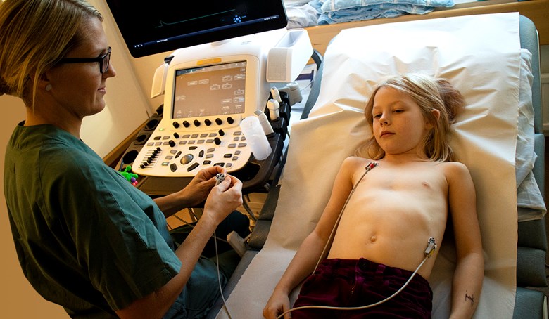 Ett barn får elektroder på bröstet