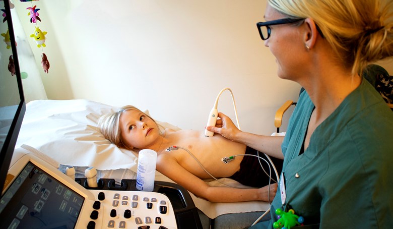 Ett barn med en ultraljudsprobe på bröstet