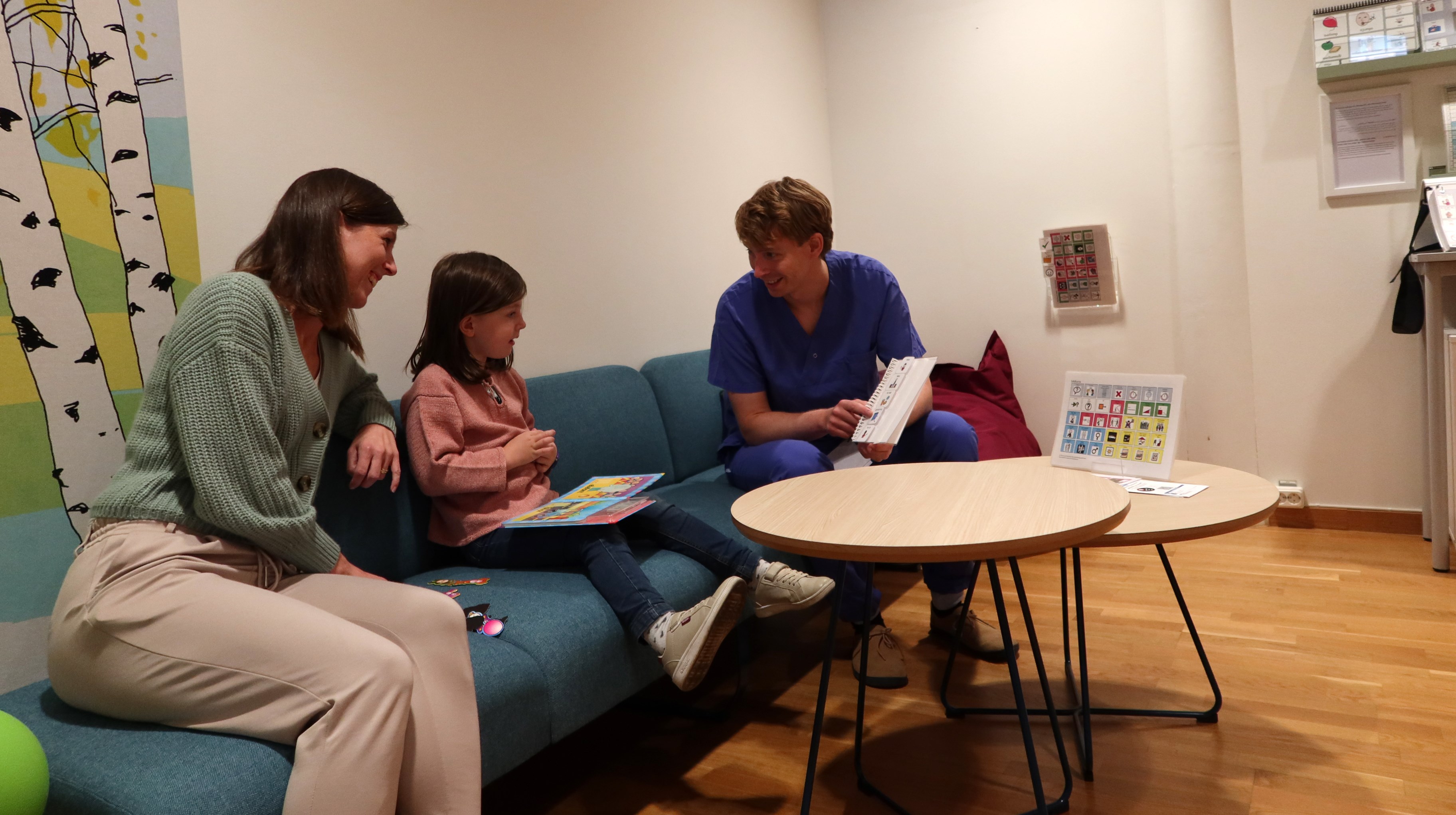 En person pekar på en pekkarta