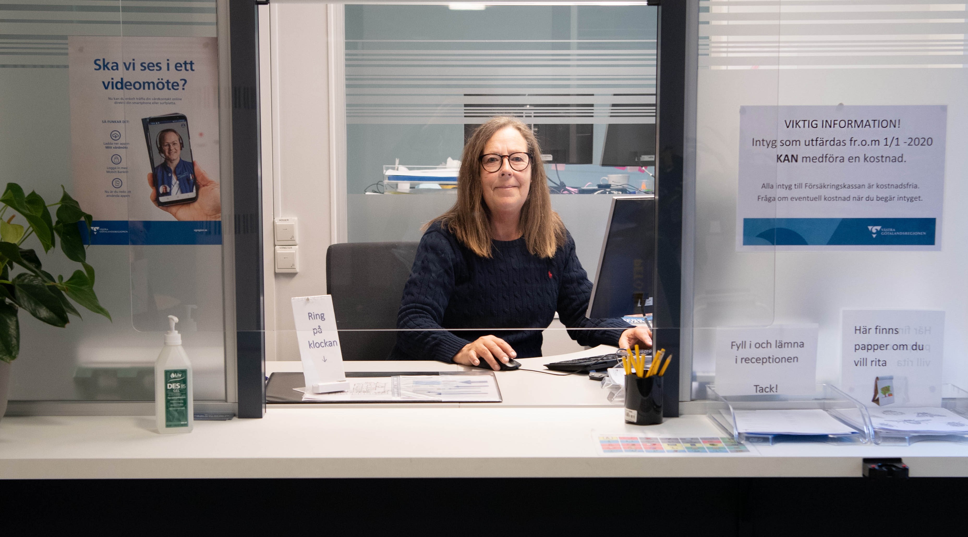 En person i en receptionslucka