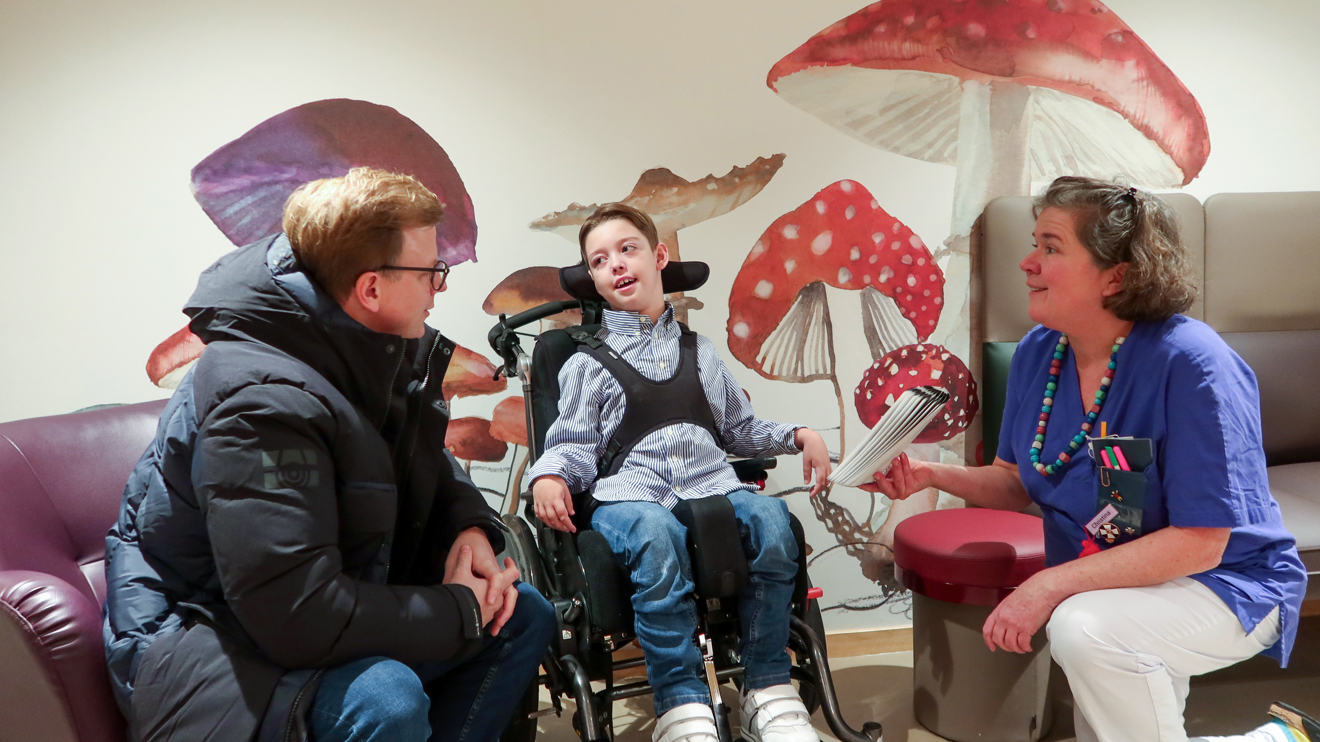 Ett barn och en förälder i ett väntrum.