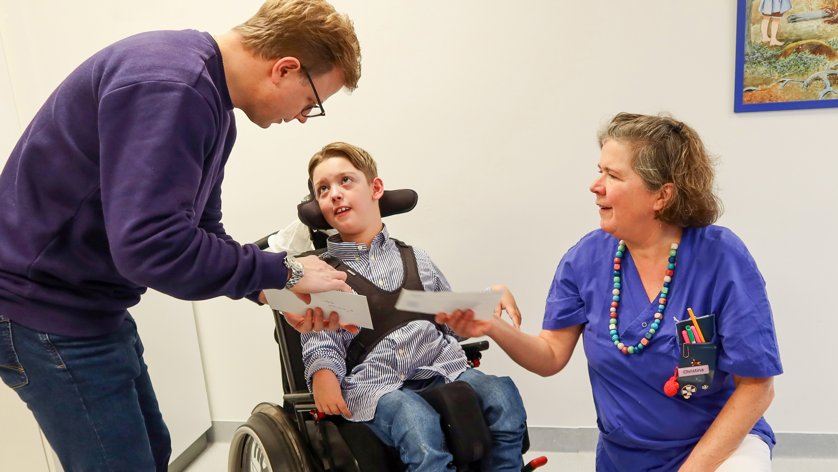 En pojke i en rullstol och en sjuksköterska