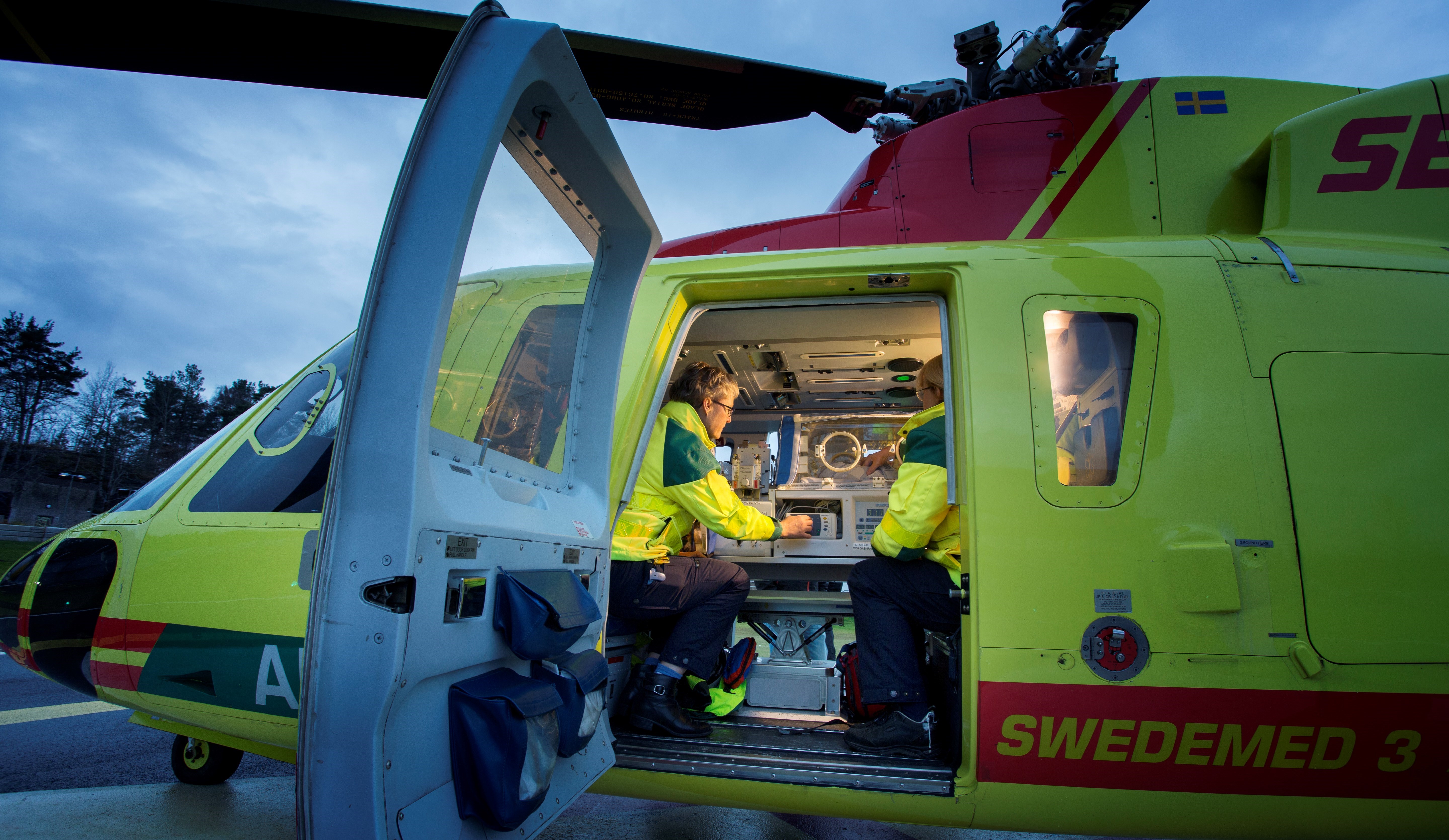 Personal inne i en gul helikopter