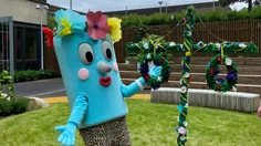 Figuren Plåster med en midsommarstång