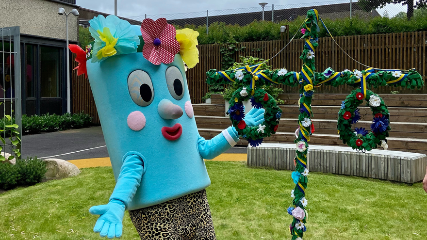 Figuren Plåster med en midsommarstång