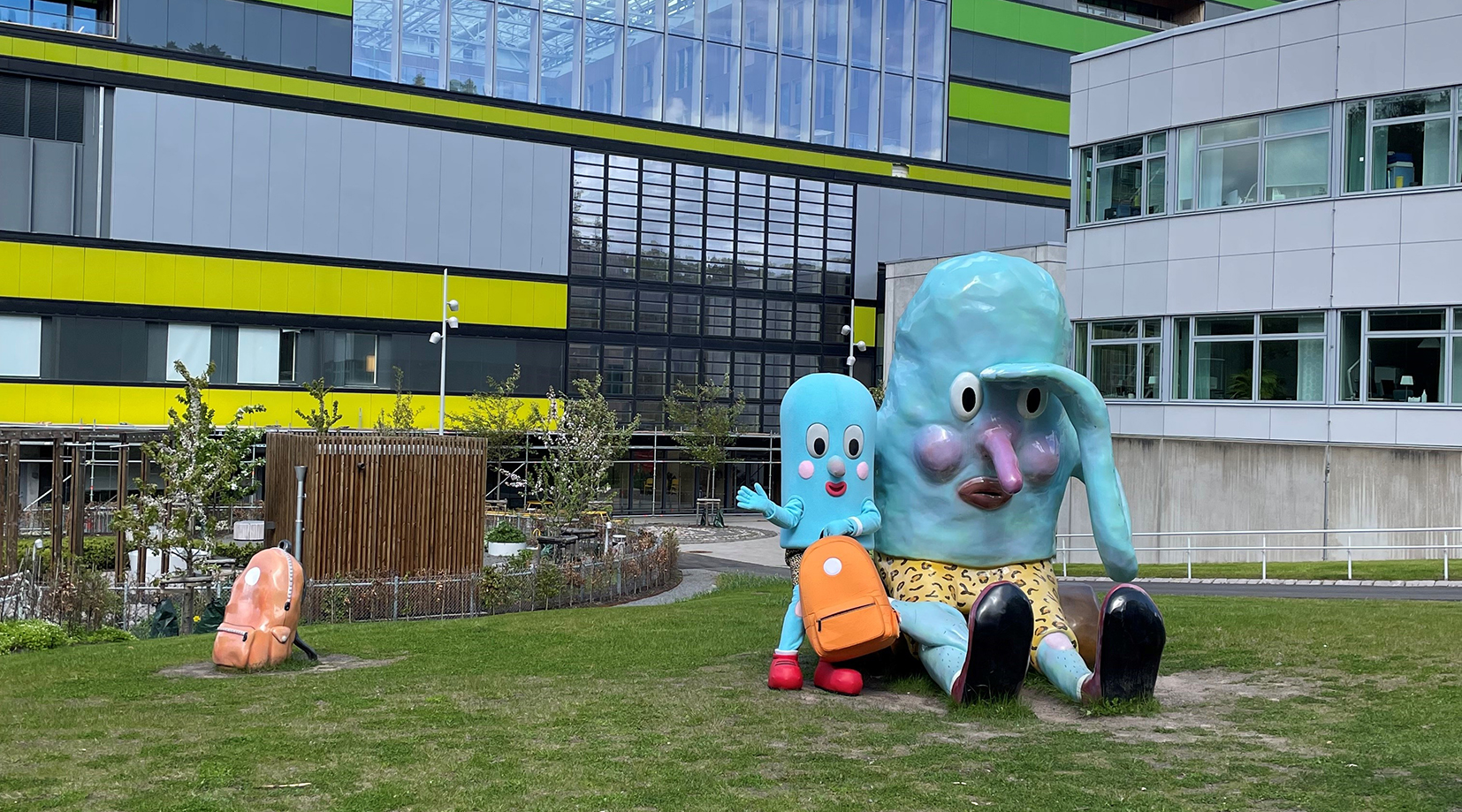 Statyer utanför barnsjukhuset