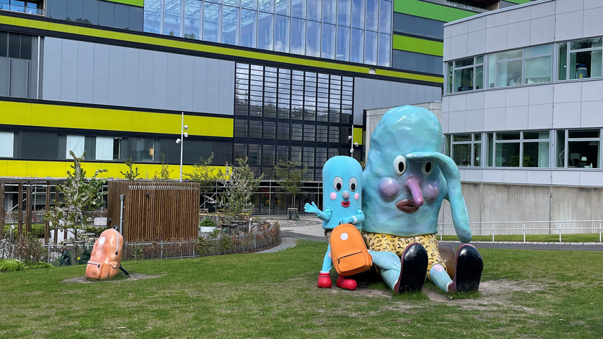 Statyer utanför barnsjukhuset