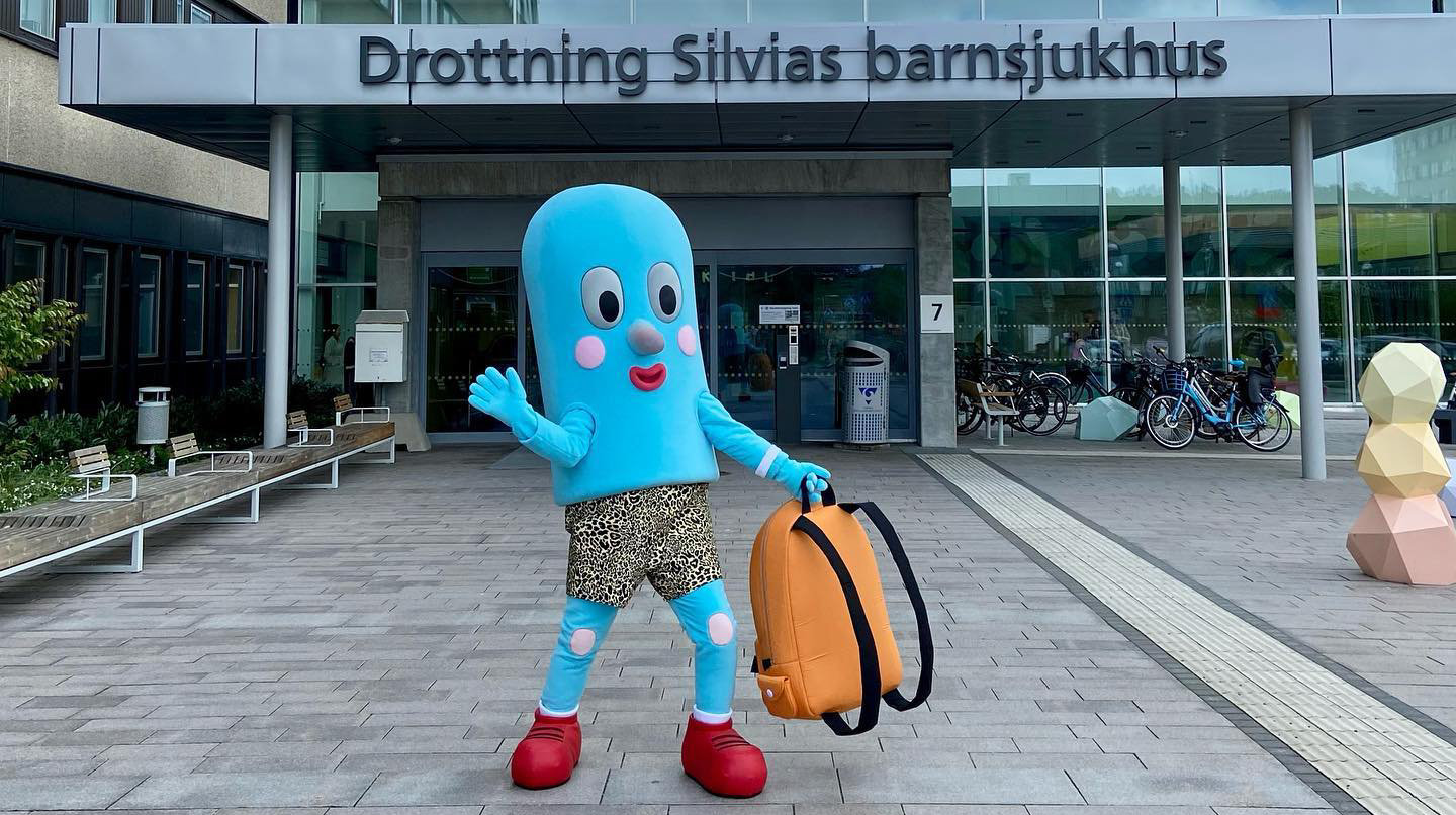 Figuren plåster framför barnsjukhusets ingång