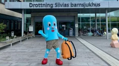 Figuren plåster framför barnsjukhusets ingång