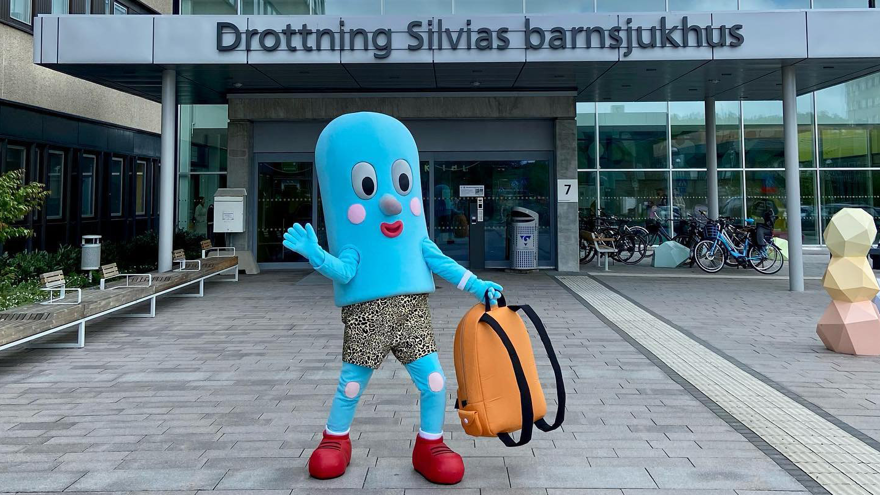 Figuren plåster framför barnsjukhusets ingång