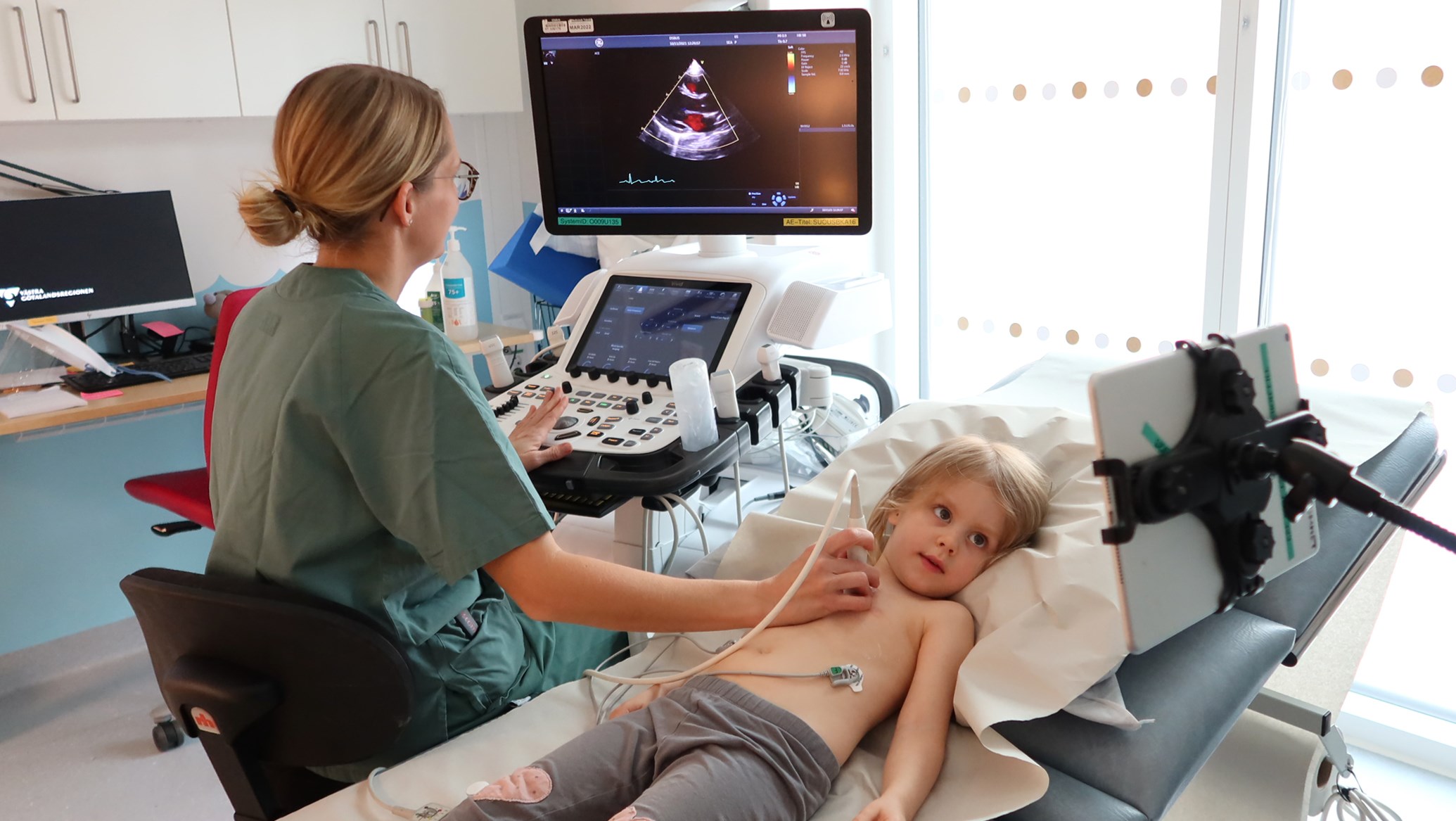 Ett barn ligger på en brits och gör ultraljud