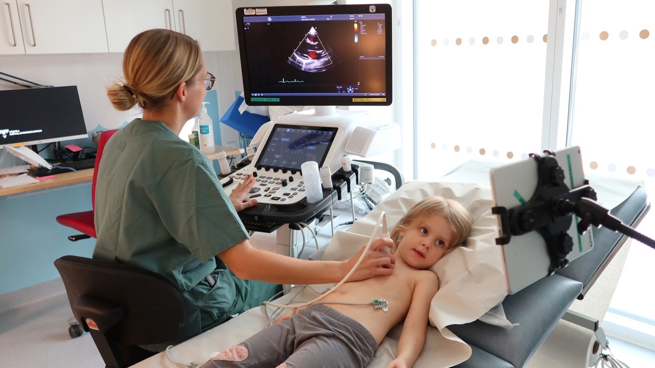 Ett barn ligger på en brits och gör ultraljud