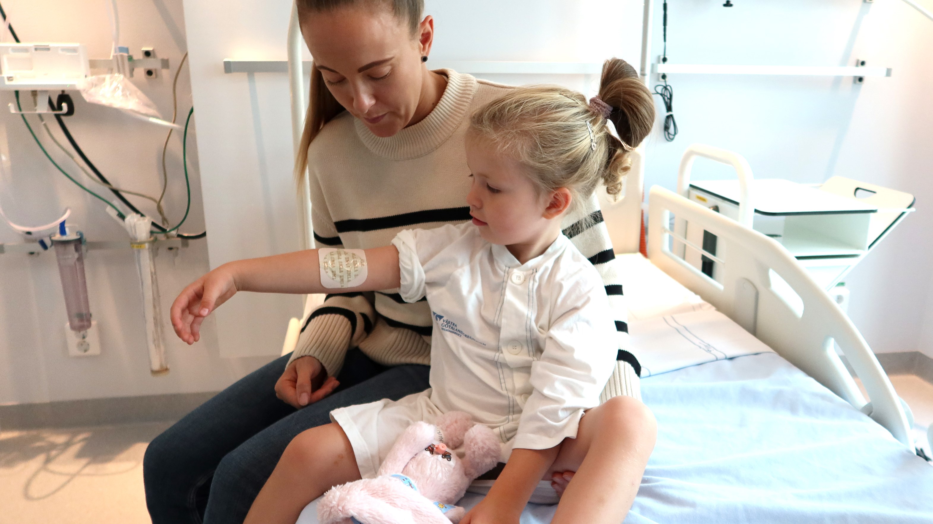 Ett barn med emla-plåster på armen