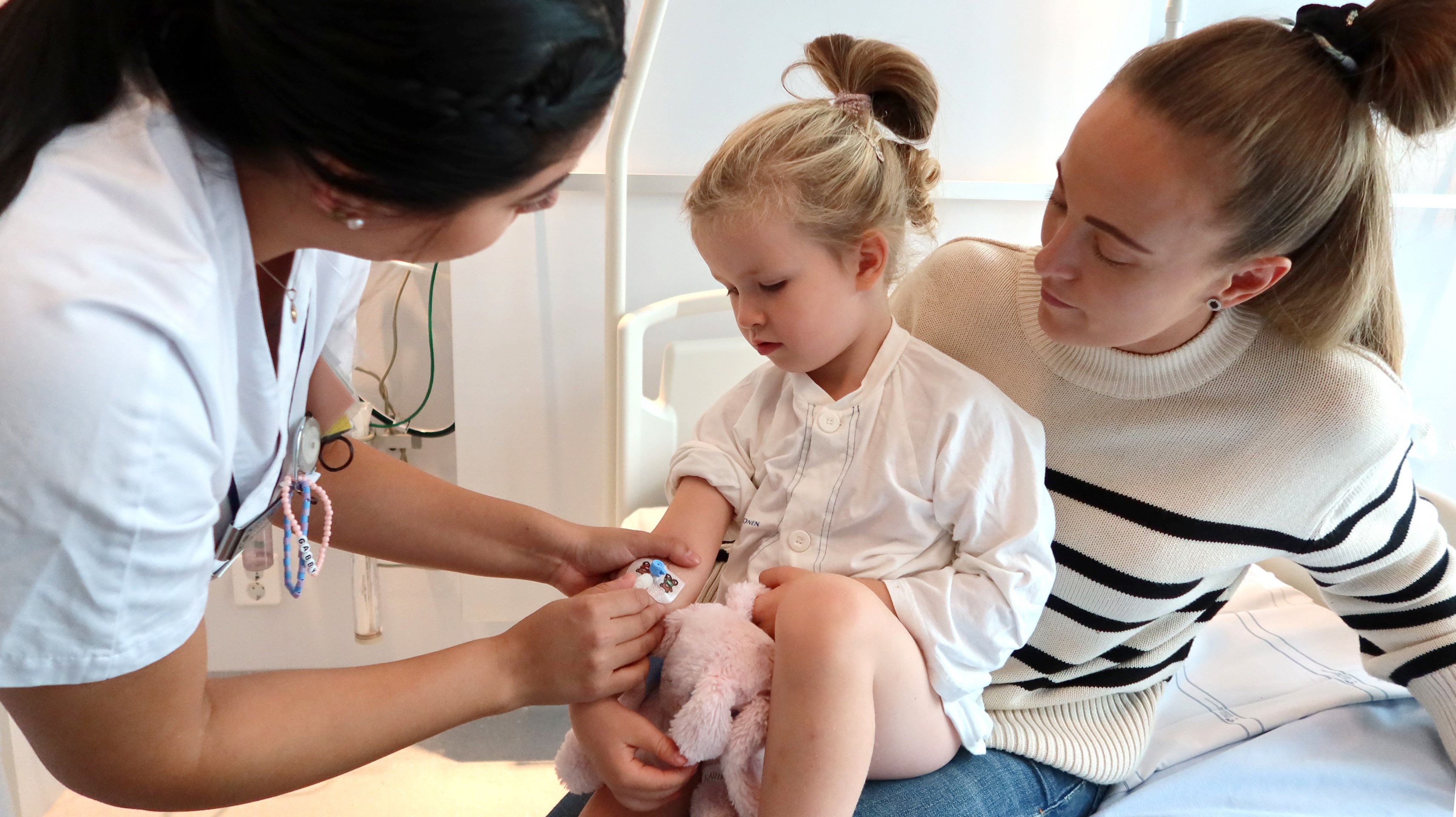 Ett barn har fått en liten slang i armen