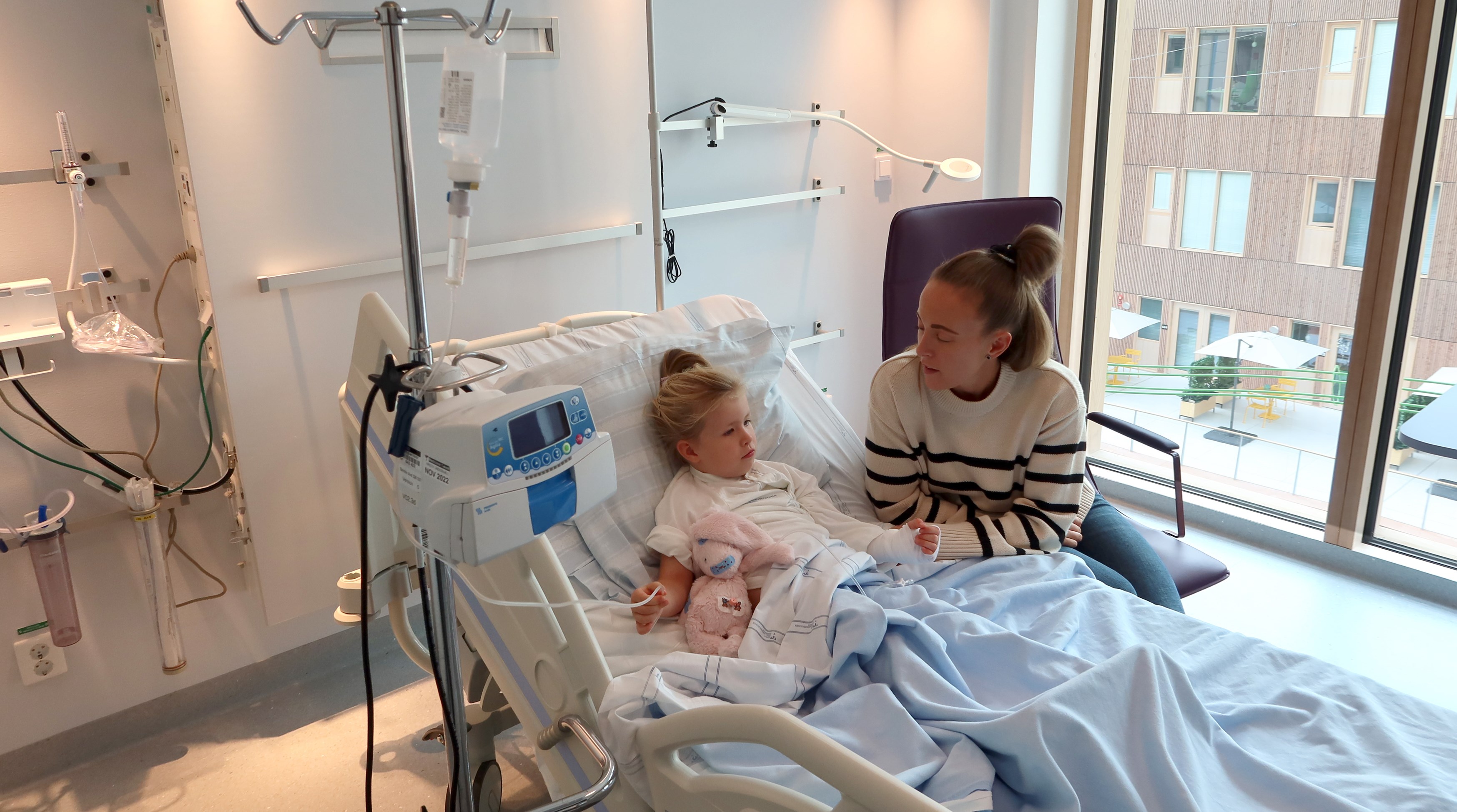 Ett barn i en sjukhussäng