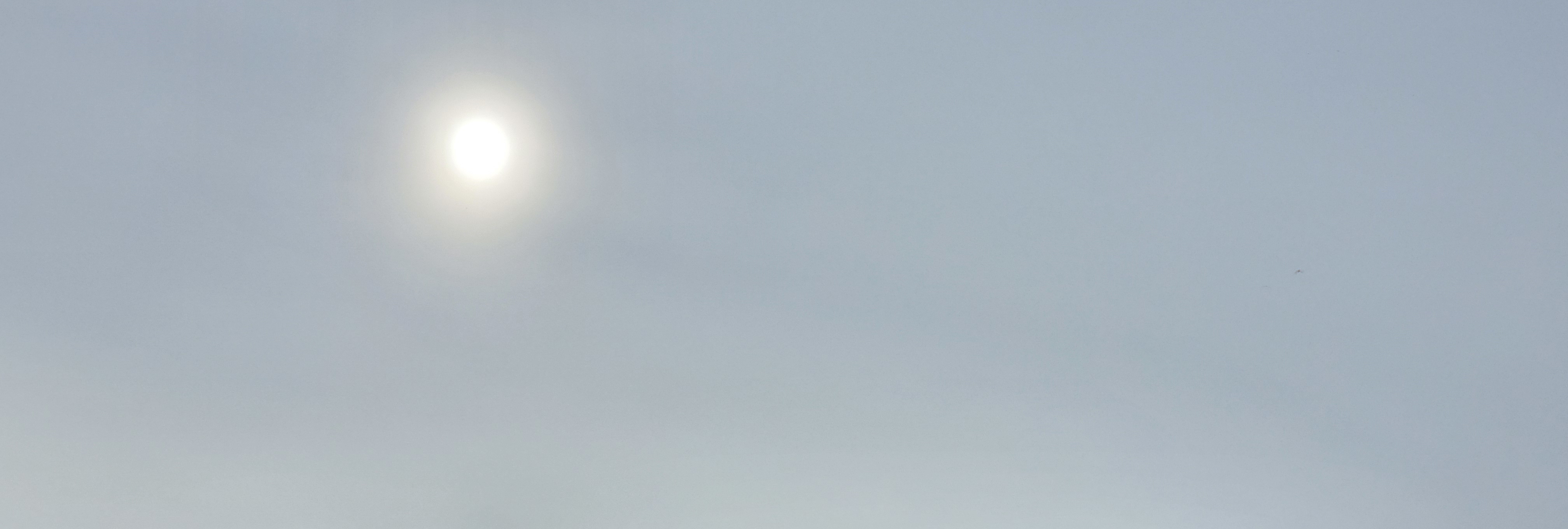 Solen lyser på solceller på ett villatak