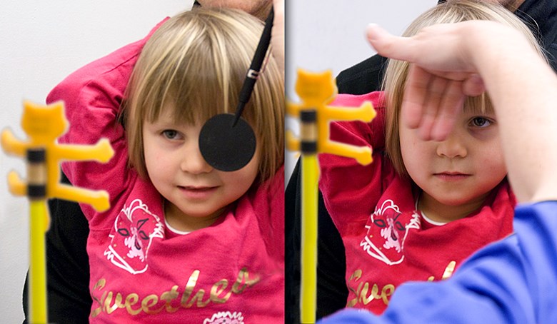 Ett barn tittar med ena ögat